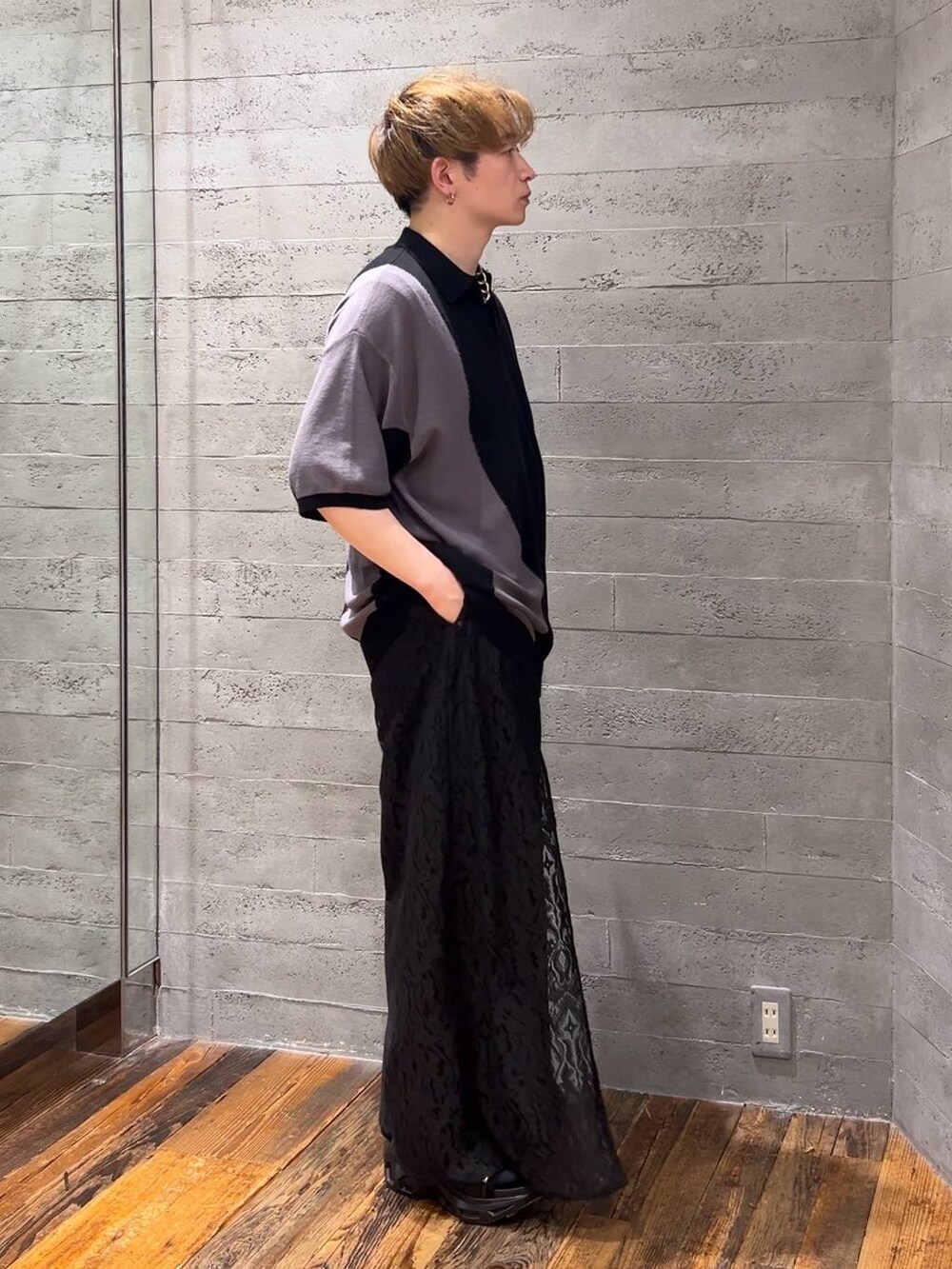 ブラック系のその他パンツ、ブラック系のサンダル、ブラック系のショルダーバッグを着用したメンズの夏コーディネートの2枚目の写真