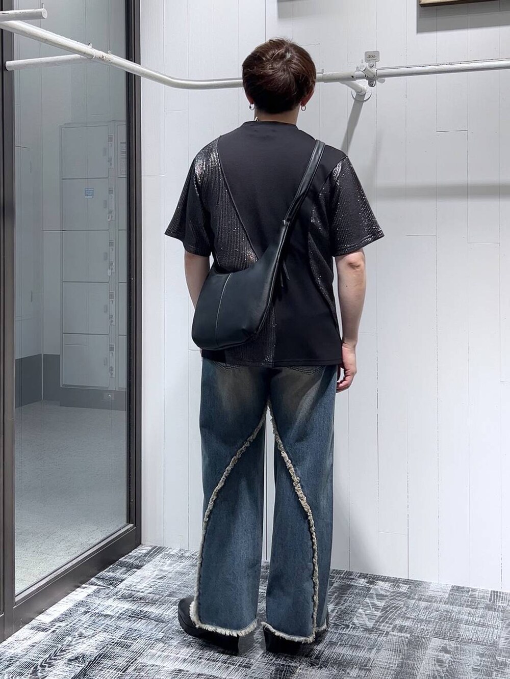 ブラック系のショルダーバッグ、ブラック系のドレスシューズ、ブラック系のTシャツ/カットソーを着用したメンズの夏コーディネートの2枚目の写真