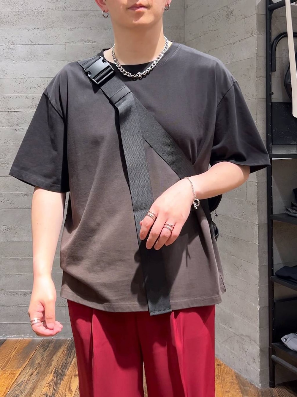 「HARE、ワイドパンツ、Tシャツ、夏コーデ、低身長、きれいめ、モード、オーバーサイズ、ショルダーバッグ」|「HAREのステンレスブレスレット(HARE)(ブレスレット、シルバー系)」を使った、HARE もりたいさん(メンズ・168cm)の夏コーディネートの5枚目の写真