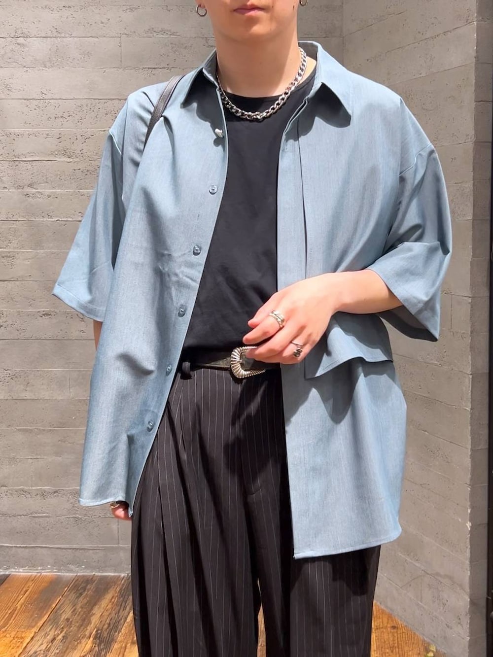 「低身長、きれいめ、モード、オーバーサイズ、HARE、ワイドパンツ、シャツ、夏コーデ、ベーシック/シンプル」｜「HAREのウェスタンバックルベルト(HARE)（ベルト、ブラック系）」を使った、HARE     もりたいさん（メンズ・168cm）の夏コーディネートの5枚目の写真