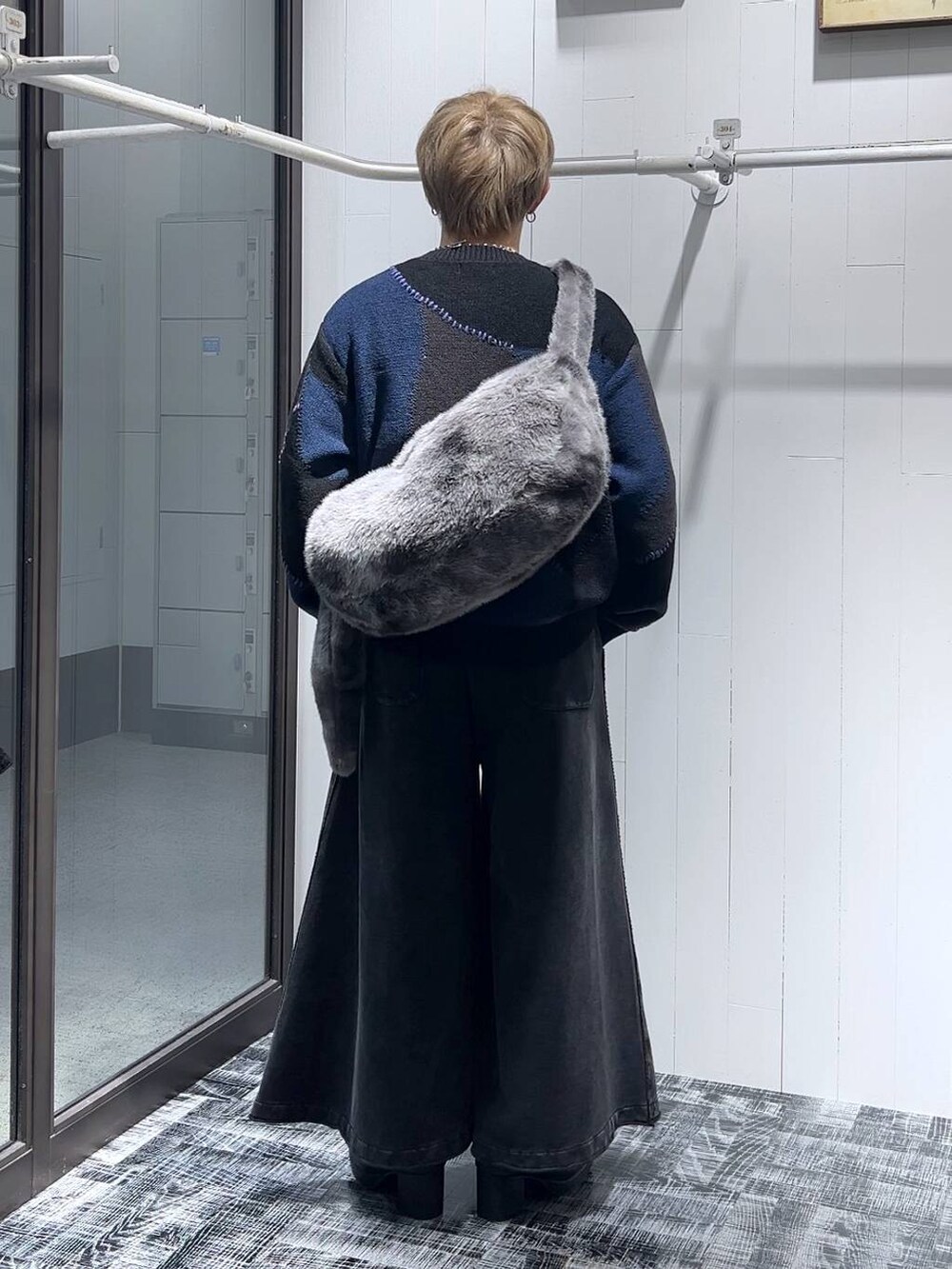 ブラック系のブーツ、グレー系のショルダーバッグ、ブラック系のスウェットパンツを着用したメンズの冬コーディネートの3枚目の写真