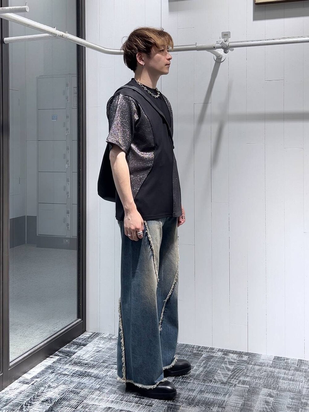 ブラック系のショルダーバッグ、ブラック系のドレスシューズ、ブラック系のTシャツ/カットソーを着用したメンズの夏コーディネートの2枚目の写真