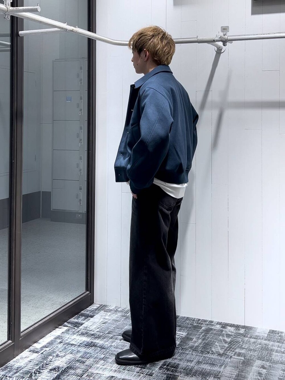 「低身長、きれいめ、モード、オーバーサイズ、HARE、デニムパンツ、ブルゾン、ウーリーテック、ベーシック/シンプル」|「HAREのウーリーテックコンパクトショートブルゾン(HARE)(ブルゾン、グリーン系)」を使った、HARE もりたいさん(メンズ・168cm)の秋コーディネートの4枚目の写真