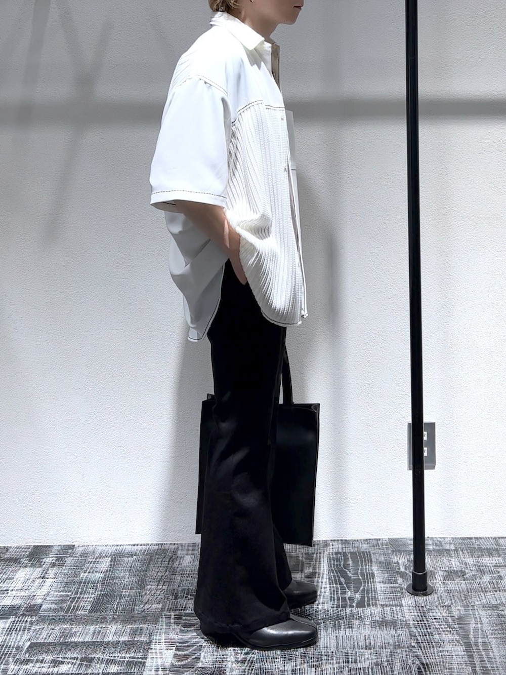 ホワイト系のシャツ/ブラウス、ベージュ系のTシャツ/カットソー、ブラック系のデニムパンツを着用したメンズの春コーディネートの3枚目の写真