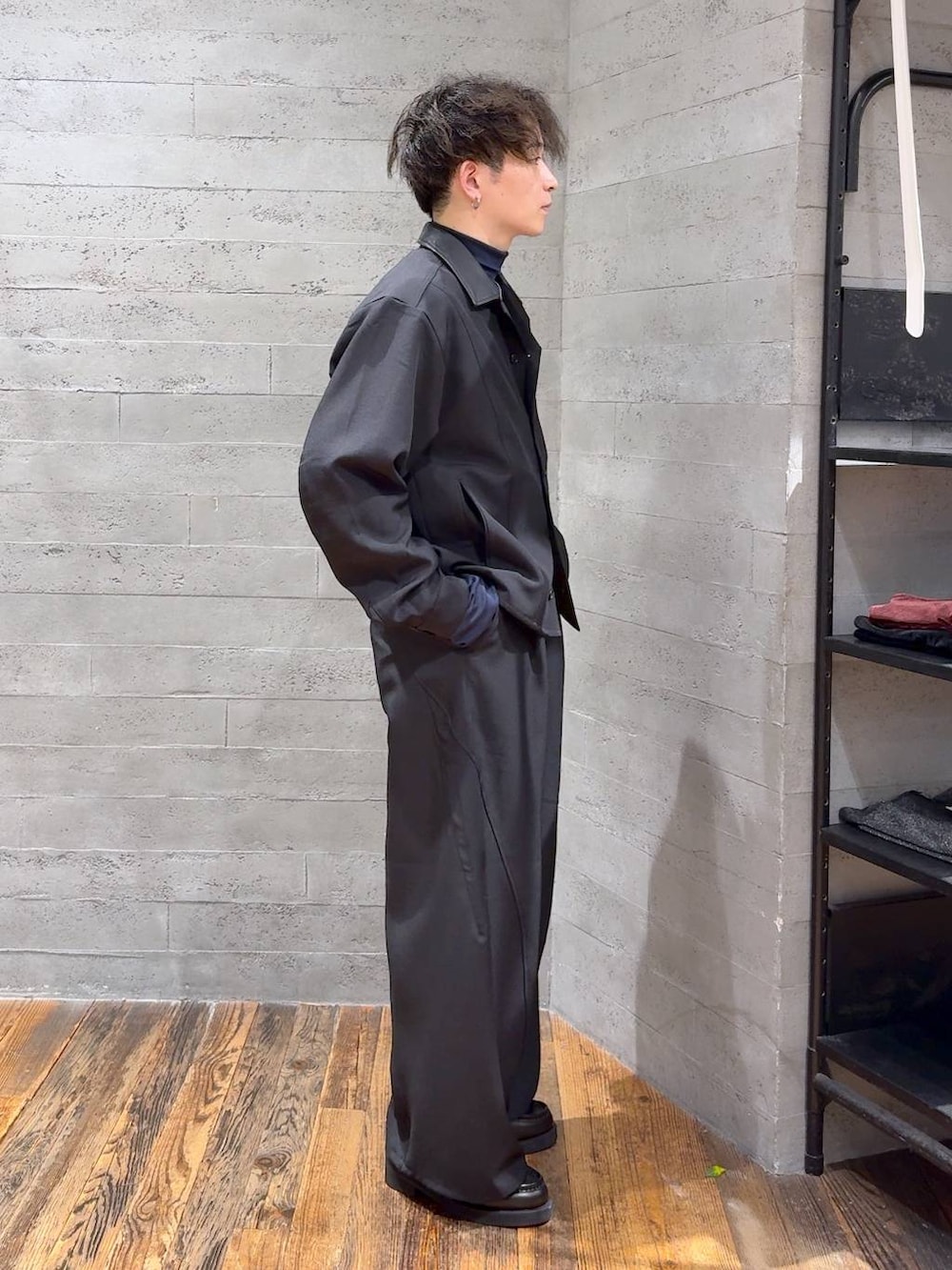 ブラック系のローファー、ブラック系のスラックス、ブラック系のシャツ/ブラウスを着用したメンズの秋コーディネートの2枚目の写真