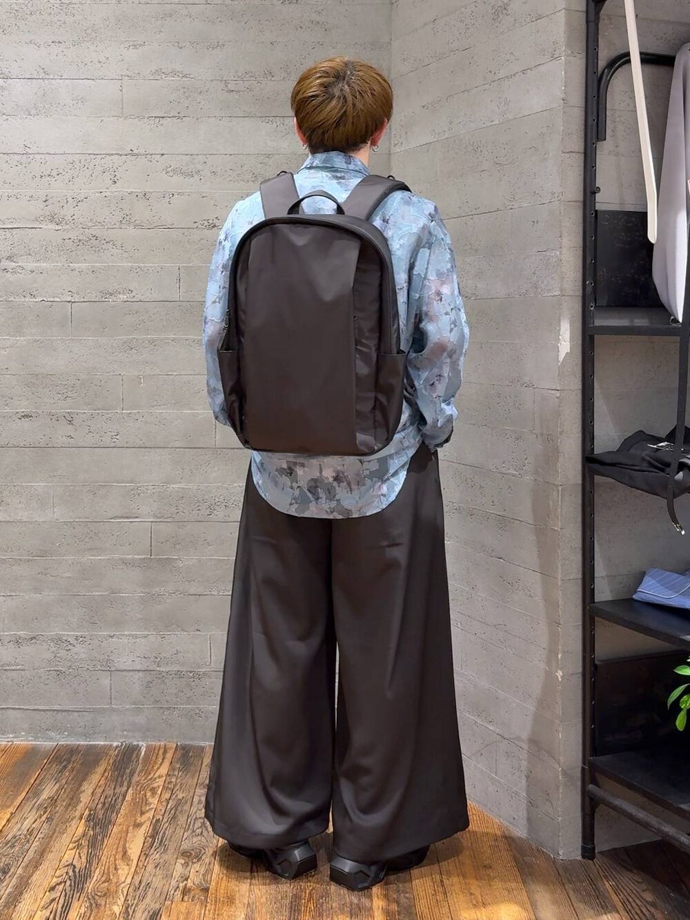 ブラック系のサンダル、ホワイト系のTシャツ/カットソー、ブラック系のバックパック/リュックを着用したメンズの春コーディネートの3枚目の写真