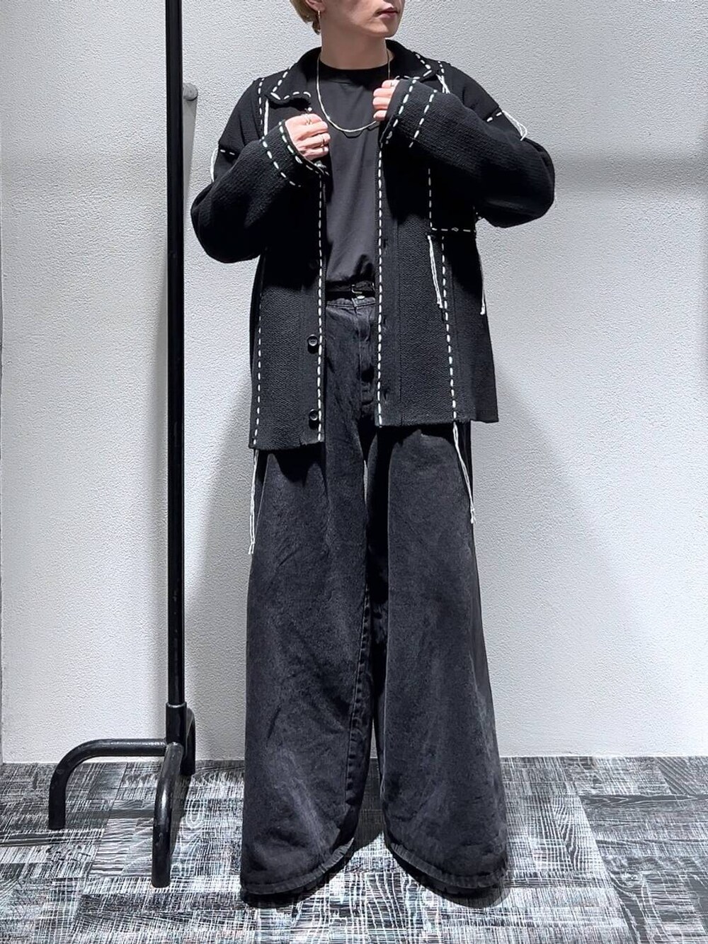 ブラック系のシャツ/ブラウス、ブラック系のブーツ、ブラック系のデニムパンツを着用したメンズの冬コーディネートの2枚目の写真