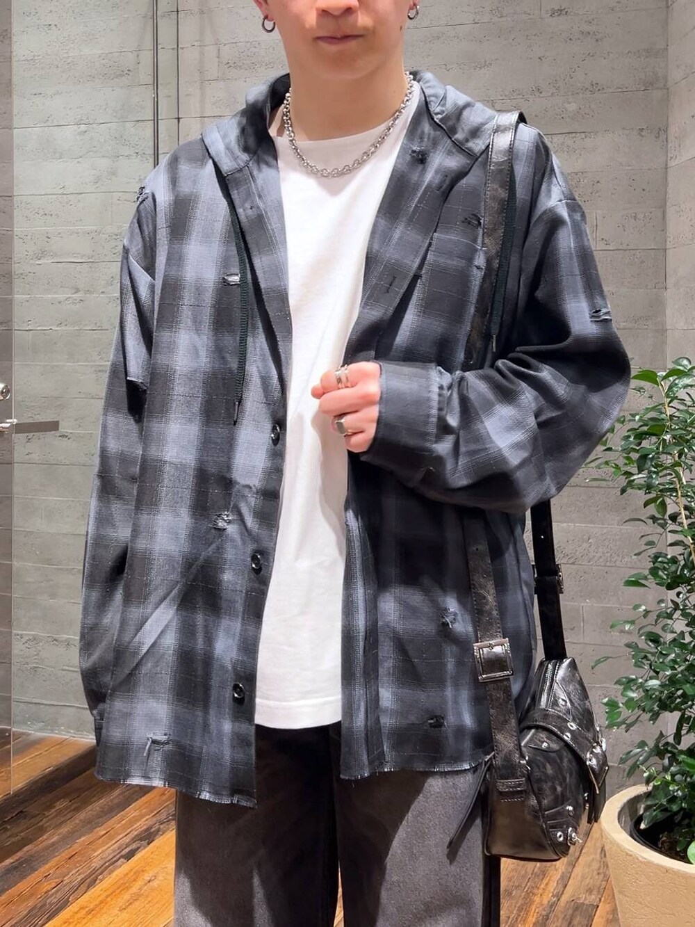 「オーバーサイズ、HARE、デニムパンツ、シャツ、パーカー、サンダル、低身長、きれいめ、モード」|「HAREのステンレスチェーンネックレス(HARE)(ネックレス、シルバー系)」を使った、HARE もりたいさん(メンズ・168cm)の春コーディネートの5枚目の写真