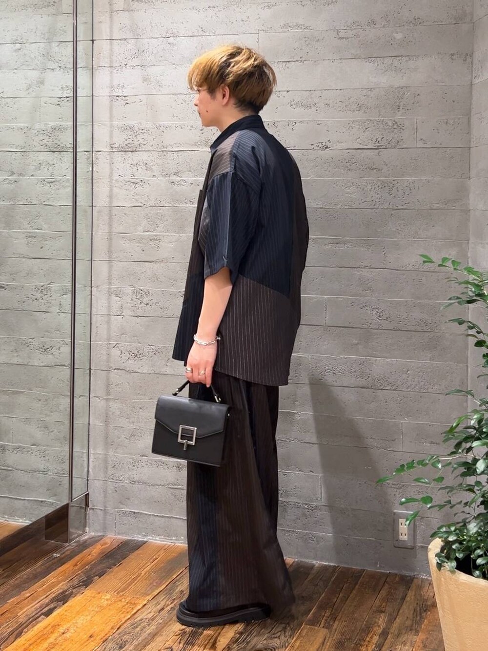 ブルー系のその他パンツ、ブラック系のサンダル、ブラック系のTシャツ/カットソーを着用したメンズの夏コーディネートの4枚目の写真