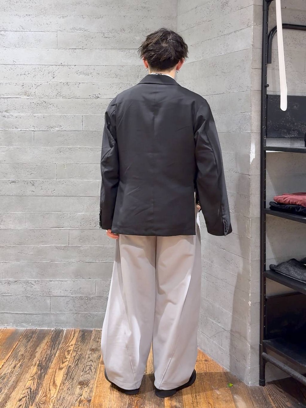 ブラック系のネクタイ、ブラック系のローファー、ブラック系のテーラードジャケットを着用したメンズの秋コーディネートの3枚目の写真