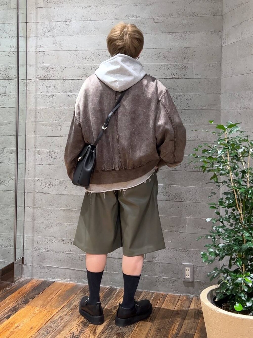 「春コーデ、低身長、きれいめ、モード、オーバーサイズ、HARE、パーカー、ハーフパンツ、ブルゾン」｜「HAREのHAREオリジナルウラケZIPパーカー(HARE)（パーカー、グレー系）」を使った、HARE     もりたいさん（メンズ・168cm）の春コーディネートの3枚目の写真