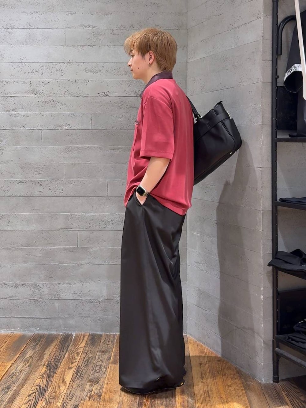 ホワイト系のTシャツ/カットソー、ブラック系のスラックス、ブラック系のトートバッグを着用したメンズの夏コーディネートの4枚目の写真
