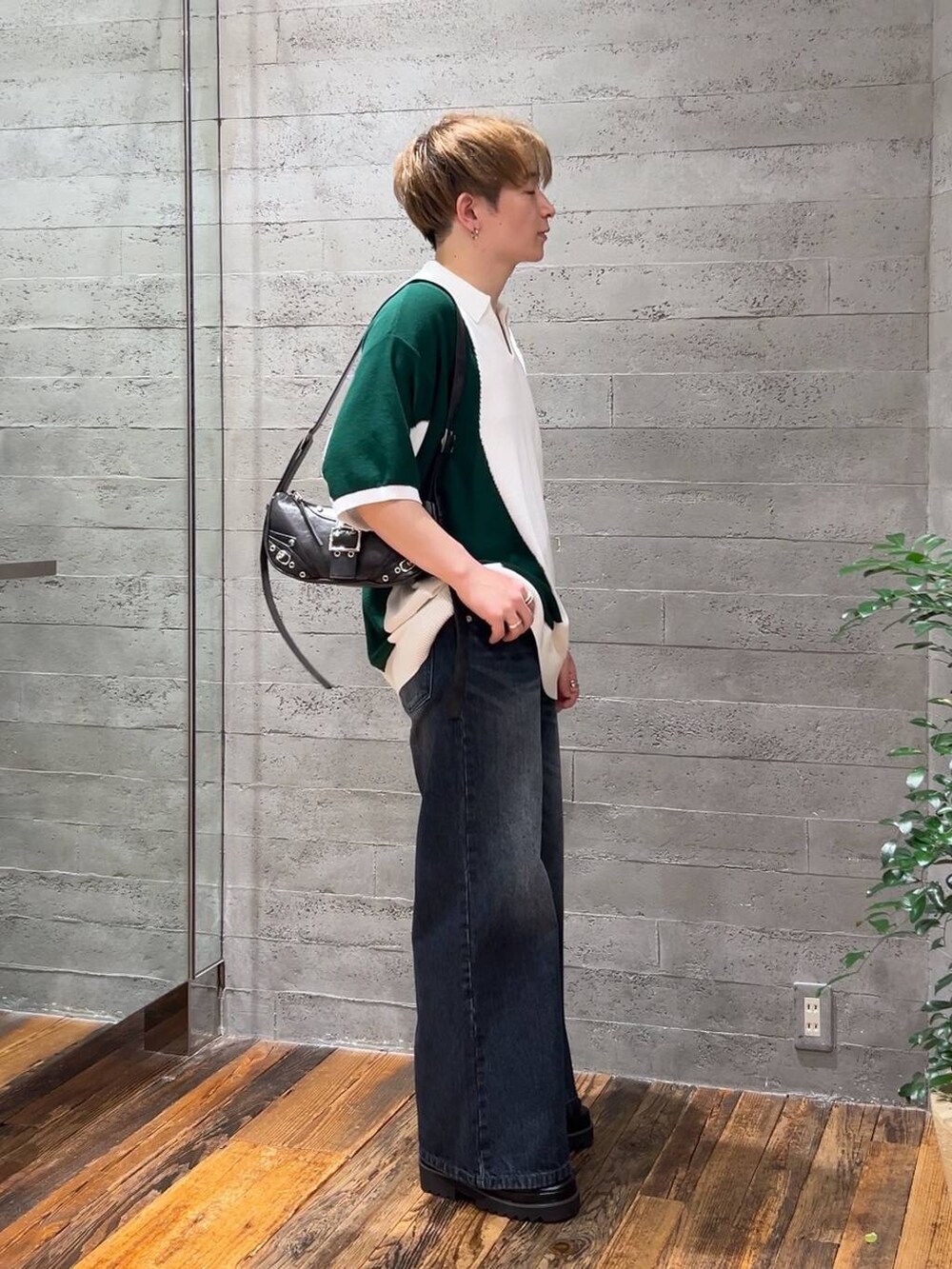 グレー系のショルダーバッグ、ブラック系のサンダル、ブルー系のデニムパンツを着用したメンズの夏コーディネートの2枚目の写真