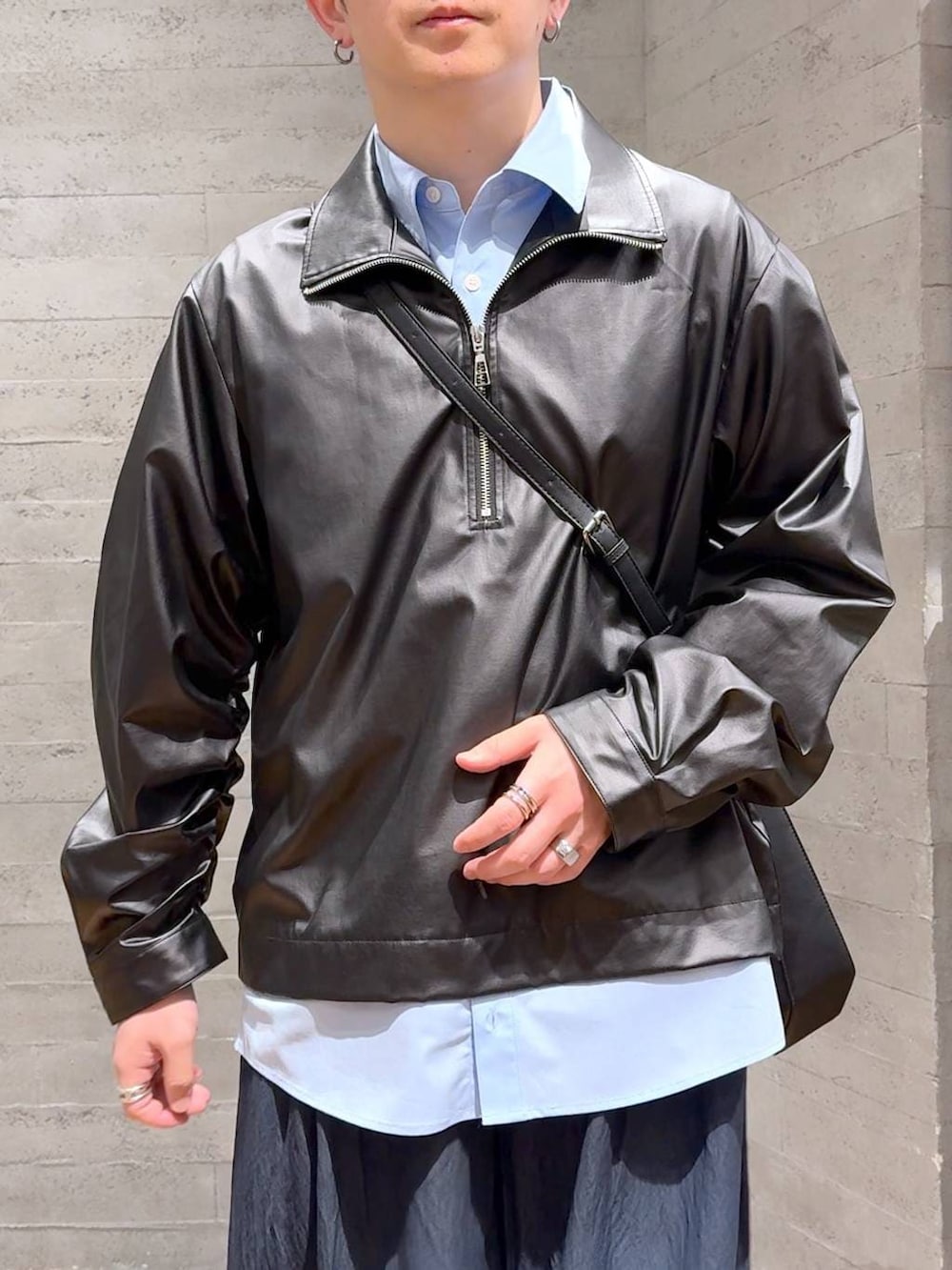 ブラック系のブーツ、ブラック系のその他パンツ、ブラック系のショルダーバッグを着用したメンズの春コーディネートの5枚目の写真