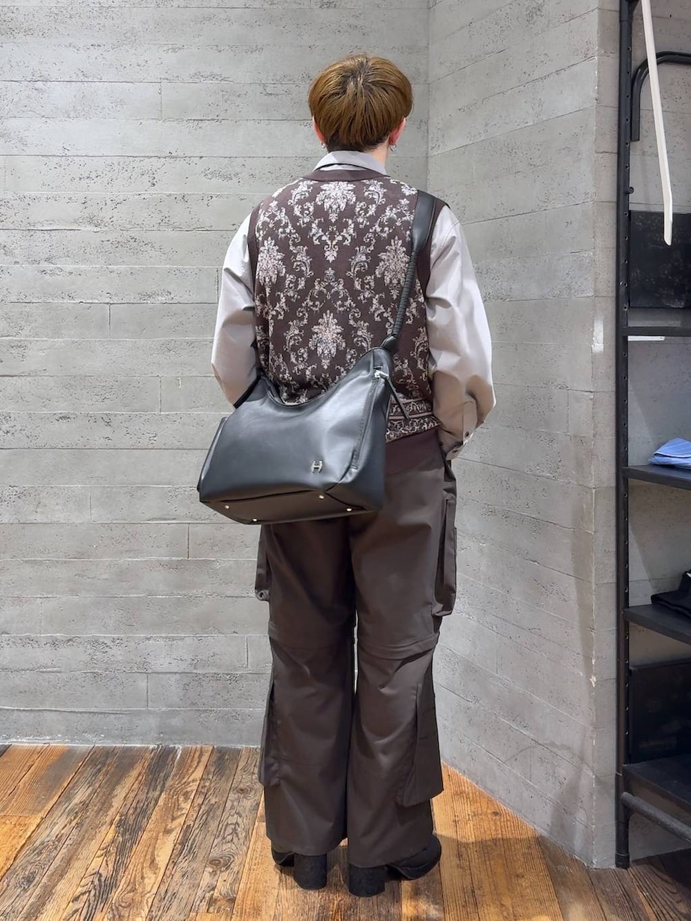 ブラック系のネクタイ、ブラック系のサンダル、ブラウン系のカーゴパンツを着用したメンズの春コーディネートの3枚目の写真