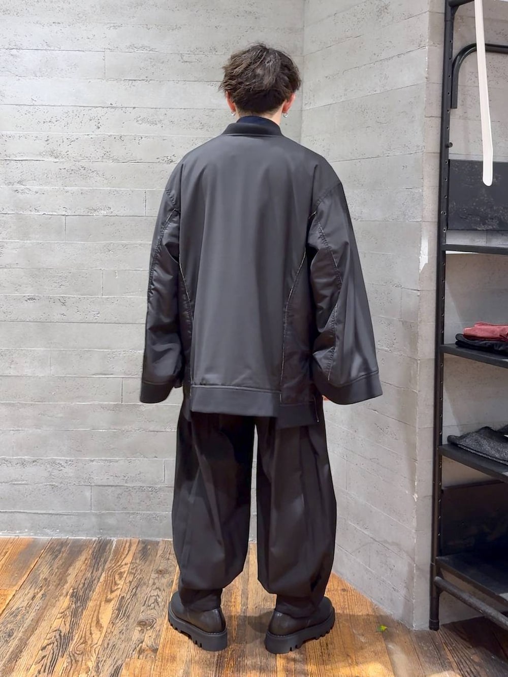 ブラック系のドレスシューズ、ブラック系のその他パンツ、ブラック系のMA-1を着用したメンズの秋コーディネートの3枚目の写真