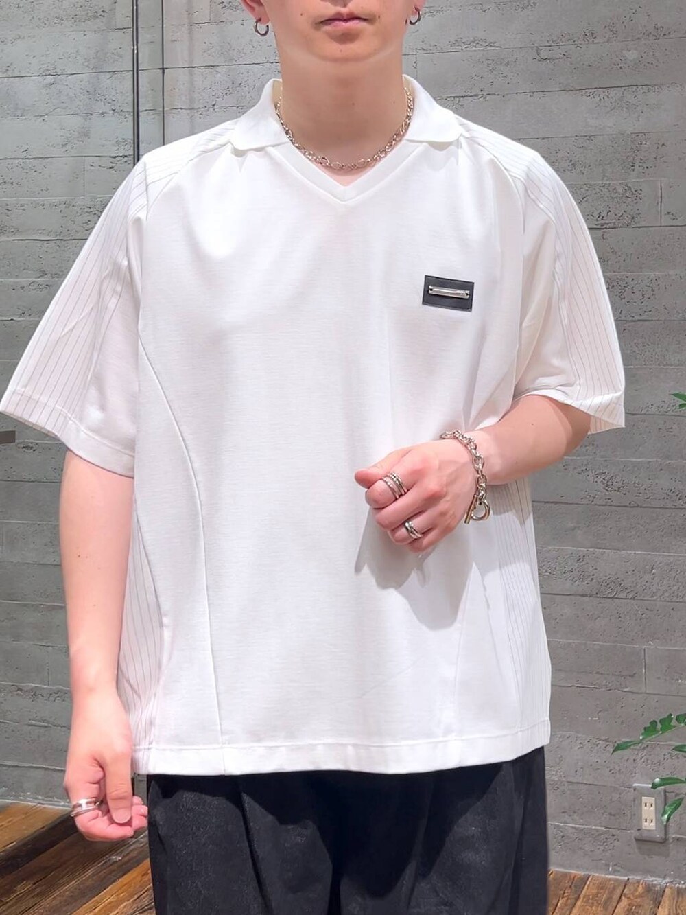 ブラック系のスニーカー、ブラック系のデニムパンツ、ホワイト系のTシャツ/カットソーを着用したメンズの夏コーディネートの5枚目の写真