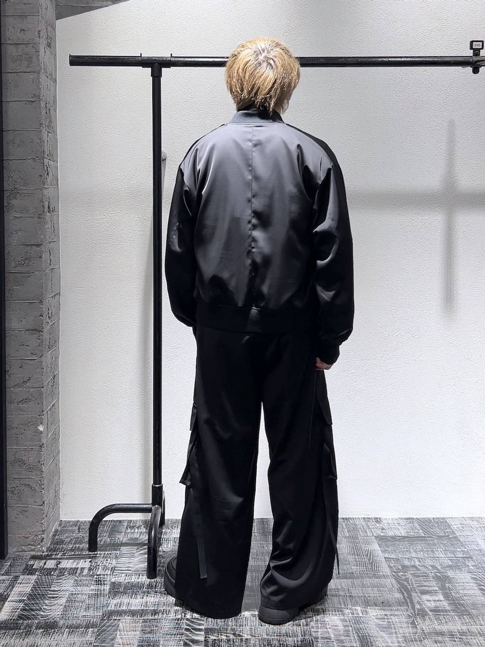 ブラック系のスニーカー、ブラック系のつなぎ/オールインワン、シルバー系のブレスレットを着用したメンズの春コーディネートの4枚目の写真