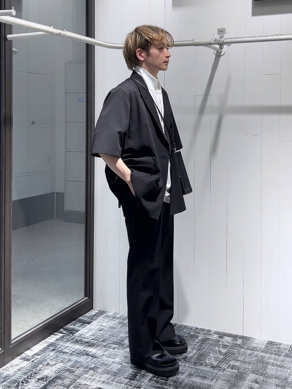 「低身長、きれいめ、オーバーサイズ、HARE、ジャケット、セットアップ、スラックス、Tシャツ、サンダル」｜「HAREのWシャークハイソールサンダル(HARE)（サンダル、ブラック系）」を使った、HARE     もりたいさん（メンズ・168cm）の春コーディネートの4枚目の写真