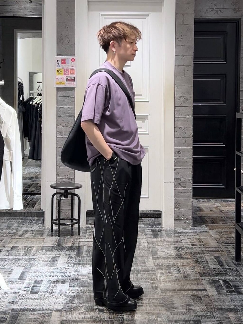 パープル系のTシャツ/カットソー、ブラック系のショルダーバッグ、ブラック系のドレスシューズを着用したメンズの夏コーディネートの3枚目の写真