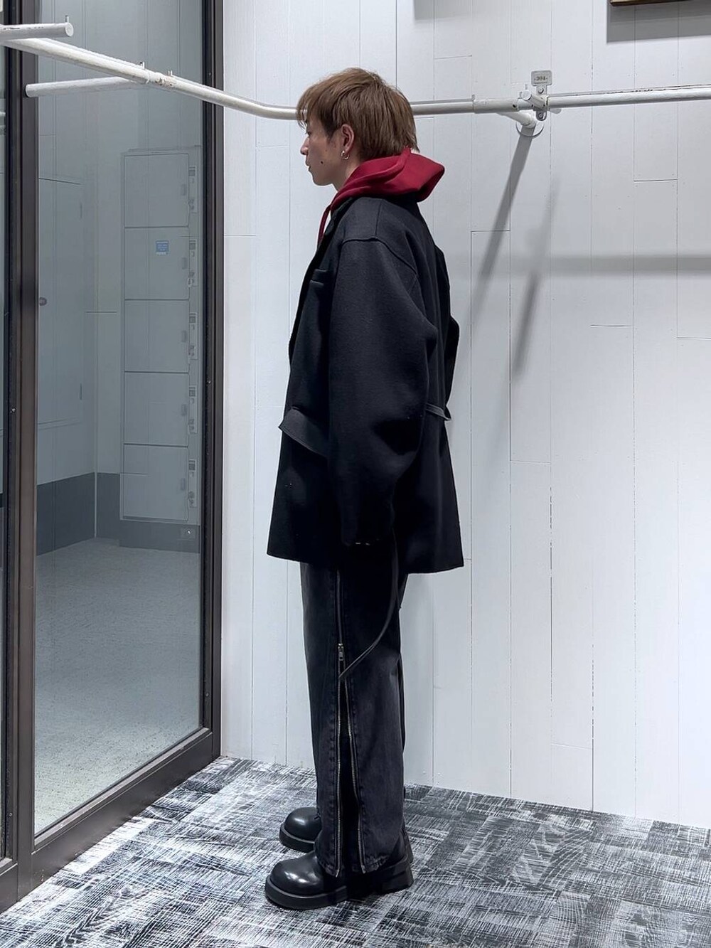 「低身長、きれいめ、モード、オーバーサイズ、HARE、パーカー、セールコーデ、ジャケット、デニムパンツ」｜「HAREのプレミアムウールオーバージャケット(HARE)（テーラードジャケット、ブラック系）」を使った、HARE     もりたいさん（メンズ・168cm）の冬コーディネートの4枚目の写真