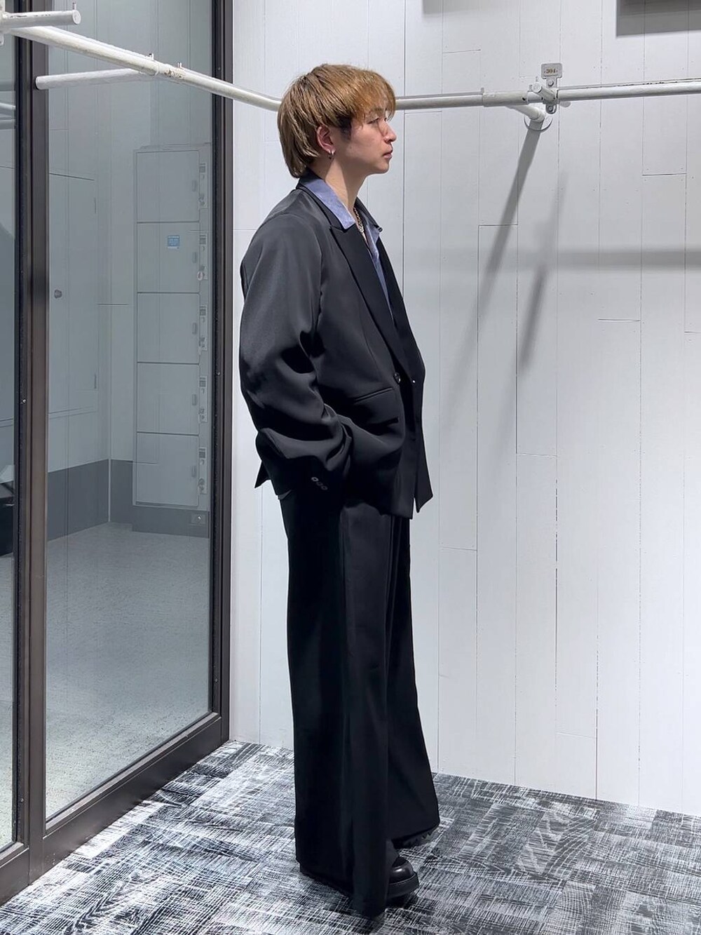 ブラック系のショルダーバッグ、ブルー系のシャツ/ブラウス、ブラック系のドレスシューズを着用したメンズの春コーディネートの2枚目の写真