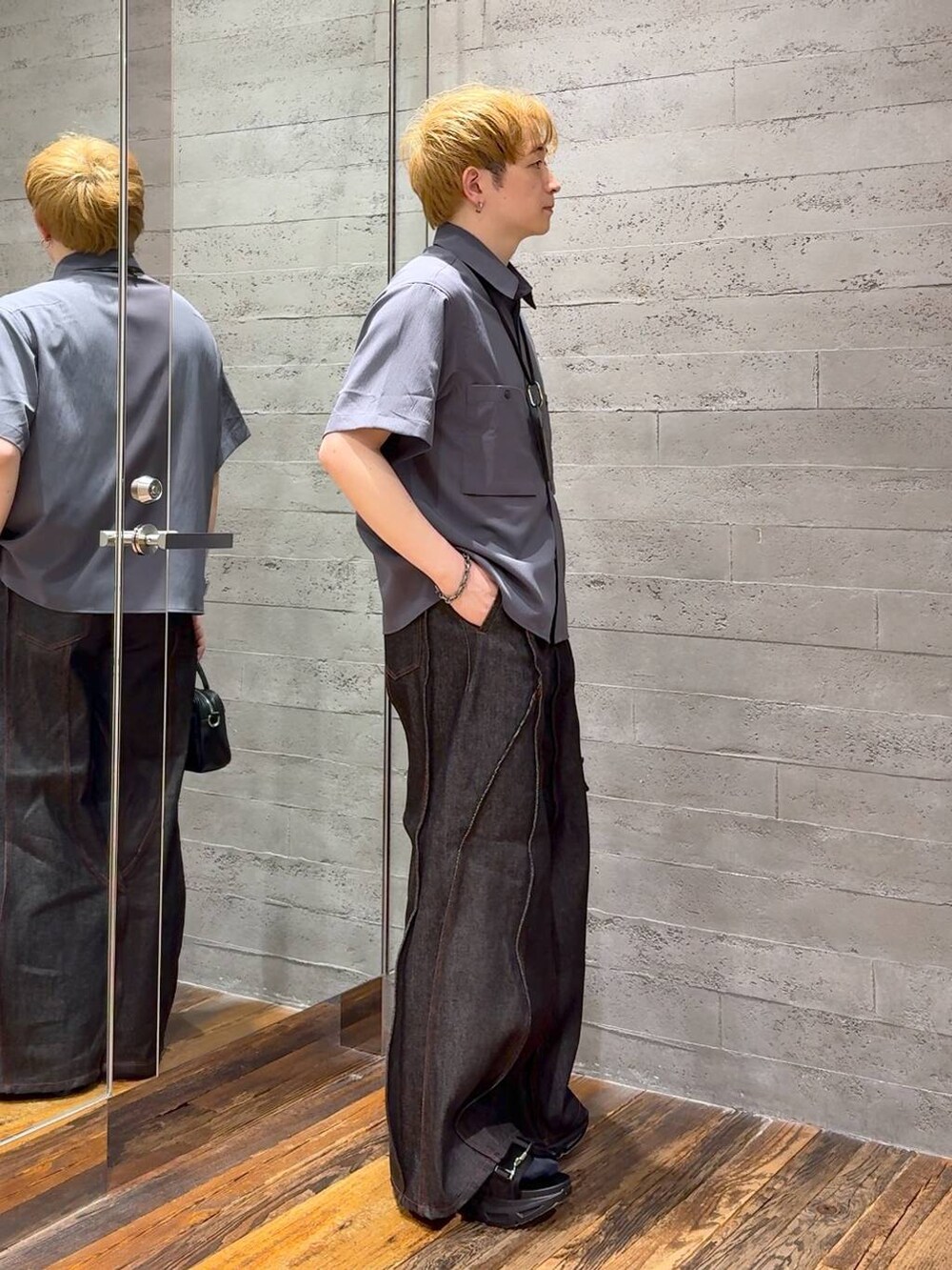 ブラック系のサンダル、ブラック系のデニムパンツ、ブラック系のショルダーバッグを着用したメンズの春コーディネートの2枚目の写真