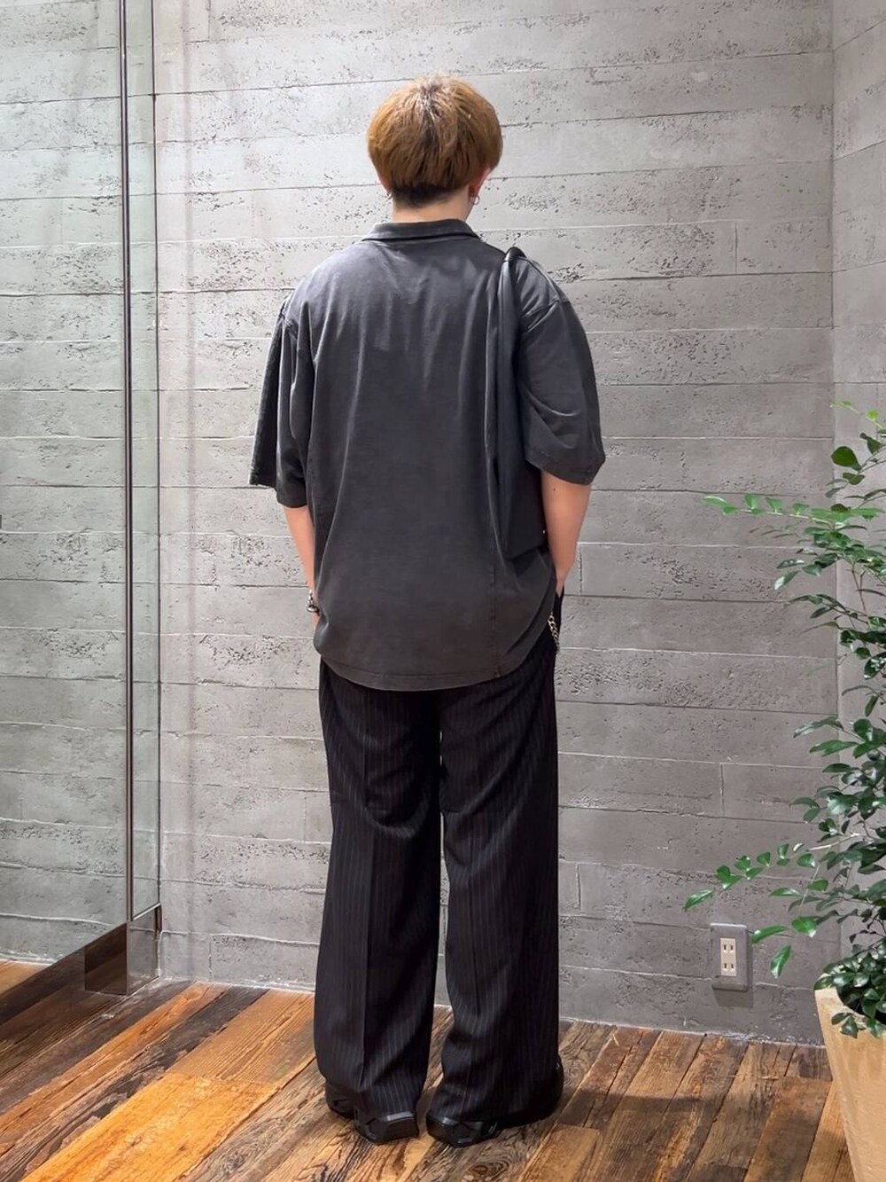 ブラック系のトートバッグ、ブラック系のサンダル、ブラック系のTシャツ/カットソーを着用したメンズの夏コーディネートの3枚目の写真