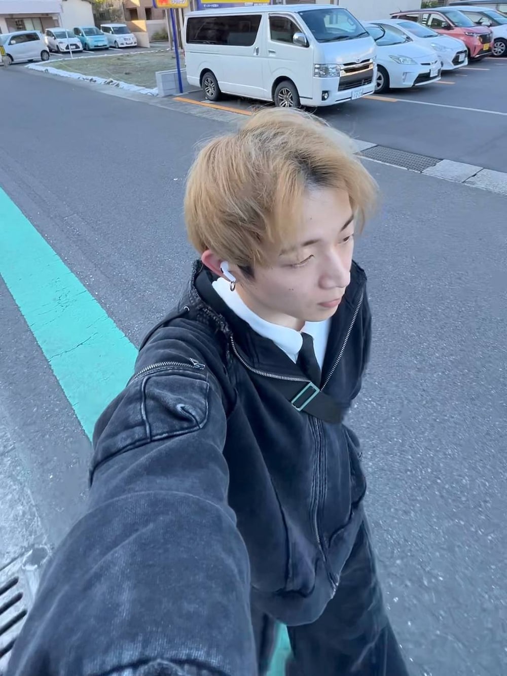 ブラック系のパーカー、グリーン系のニット/セーター、ブラック系のその他パンツを着用したメンズの冬コーディネートの3枚目の写真