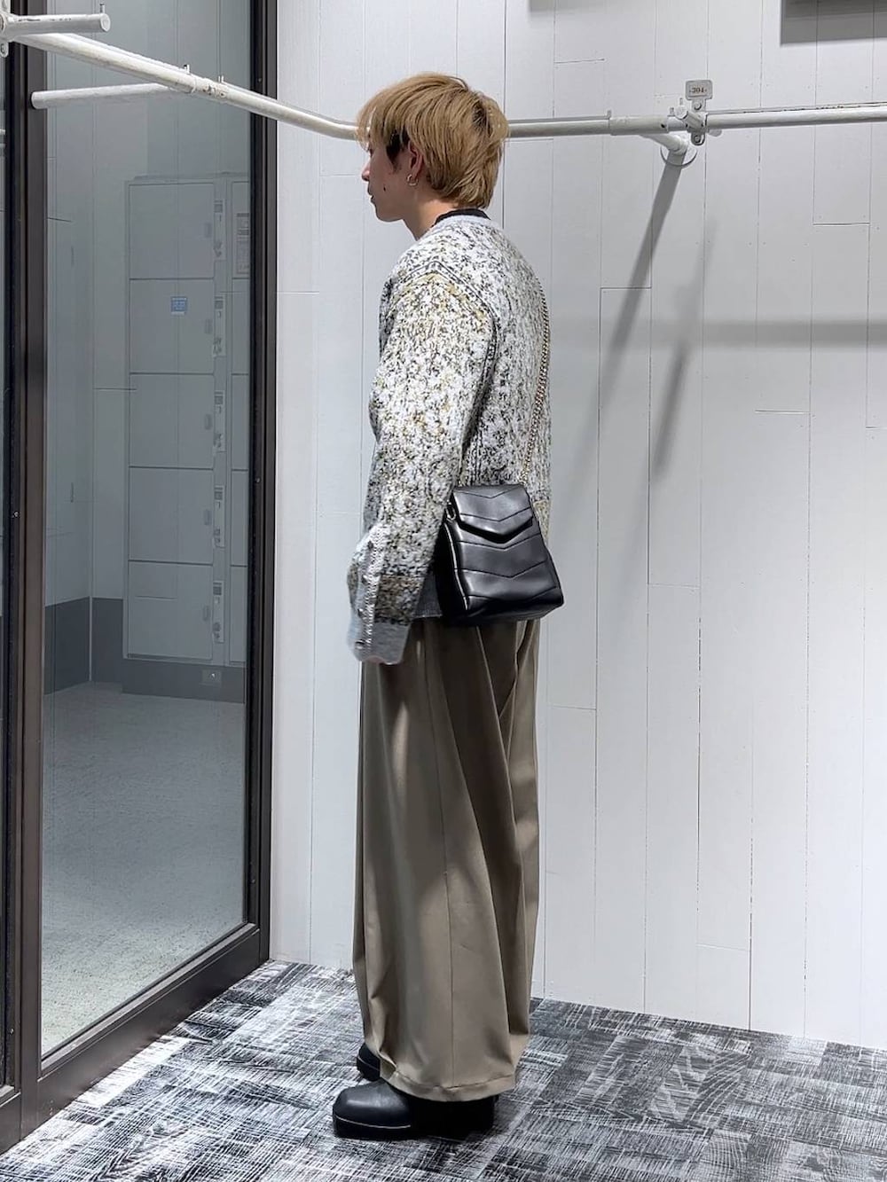 「オーバーサイズ、HARE、低身長、きれいめ、モード、ワイドパンツ、カーディガン、ニット、スウェット」｜「HAREのステンレスチェーンネックレス(HARE)（ネックレス、シルバー系）」を使った、HARE     もりたいさん（メンズ・168cm）の冬コーディネートの4枚目の写真