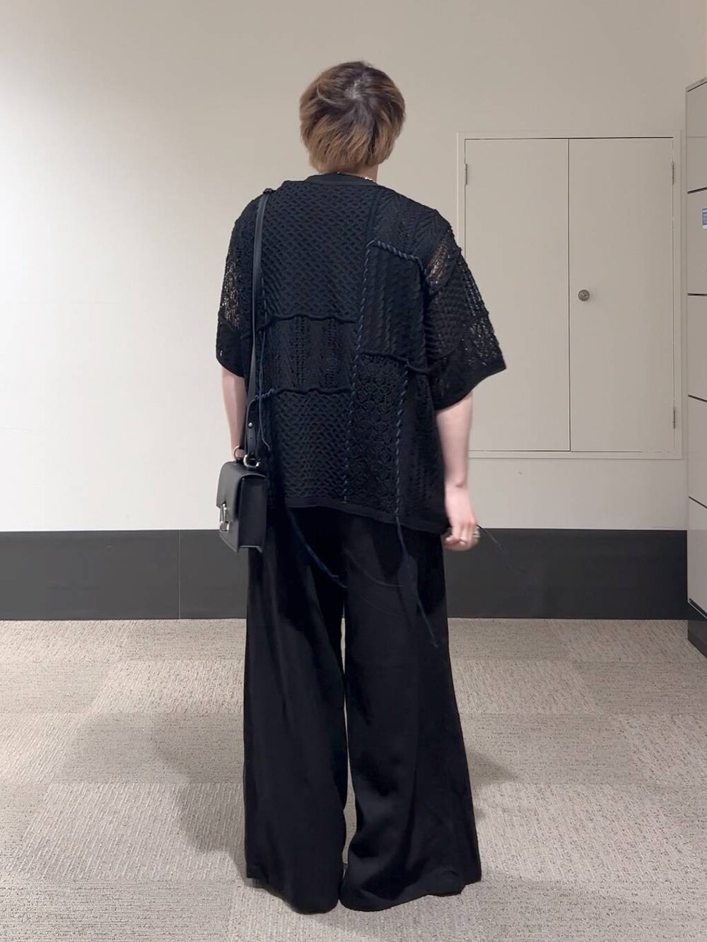 「低身長、きれいめ、オーバーサイズ、HARE、カーディガン、ワイドパンツ、モード、着痩せ・細見え、夏コーデ」|「HAREのWAVEソールサンダル(HARE)(サンダル、ブラック系)」を使った、HARE もりたいさん(メンズ・168cm)の春コーディネートの4枚目の写真