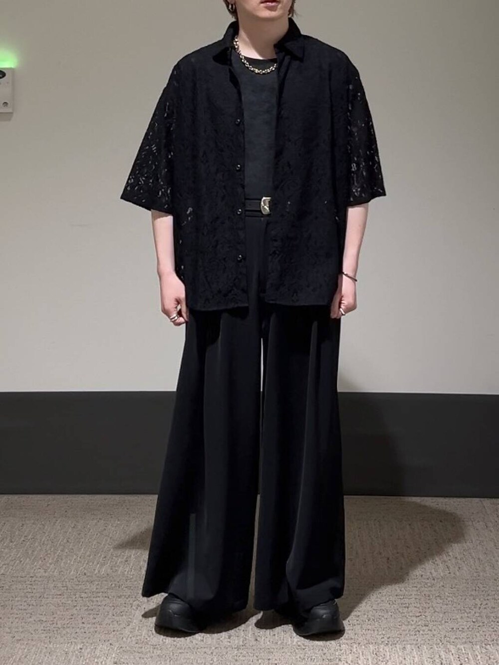 グレー系のTシャツ/カットソー、ブラック系のスラックス、ブラック系のシャツ/ブラウスを着用したメンズの春コーディネートの2枚目の写真