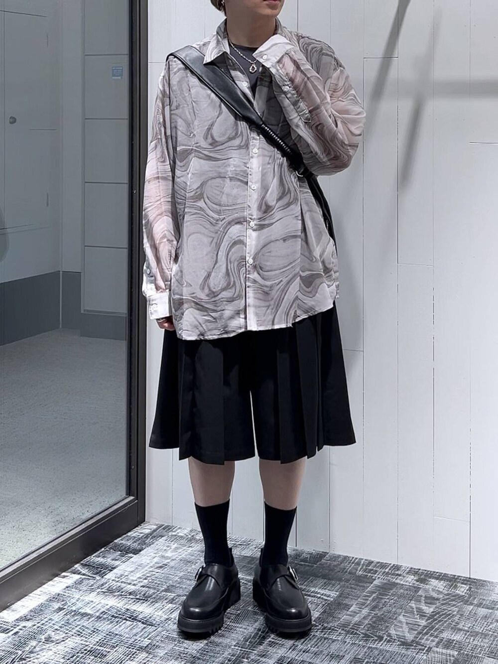 グレー系のシャツ/ブラウス、ブラック系のその他パンツ、ブラック系のドレスシューズを着用したメンズの春コーディネートの2枚目の写真