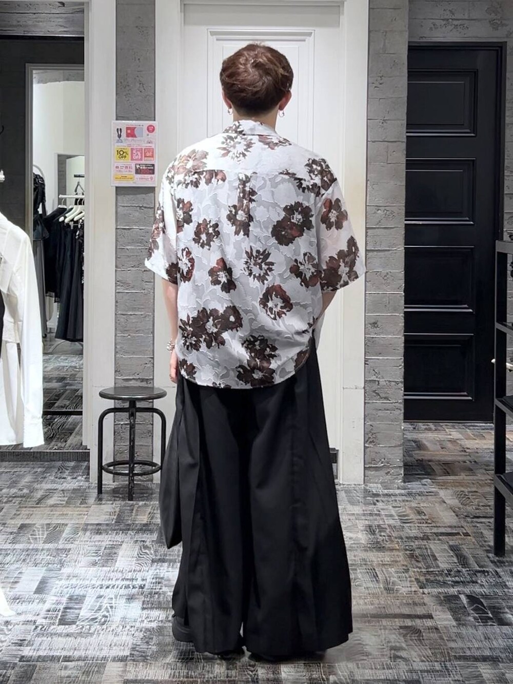 ブラック系のサンダル、ブラック系のその他パンツ、グレー系のシャツ/ブラウスを着用したメンズの夏コーディネートの4枚目の写真