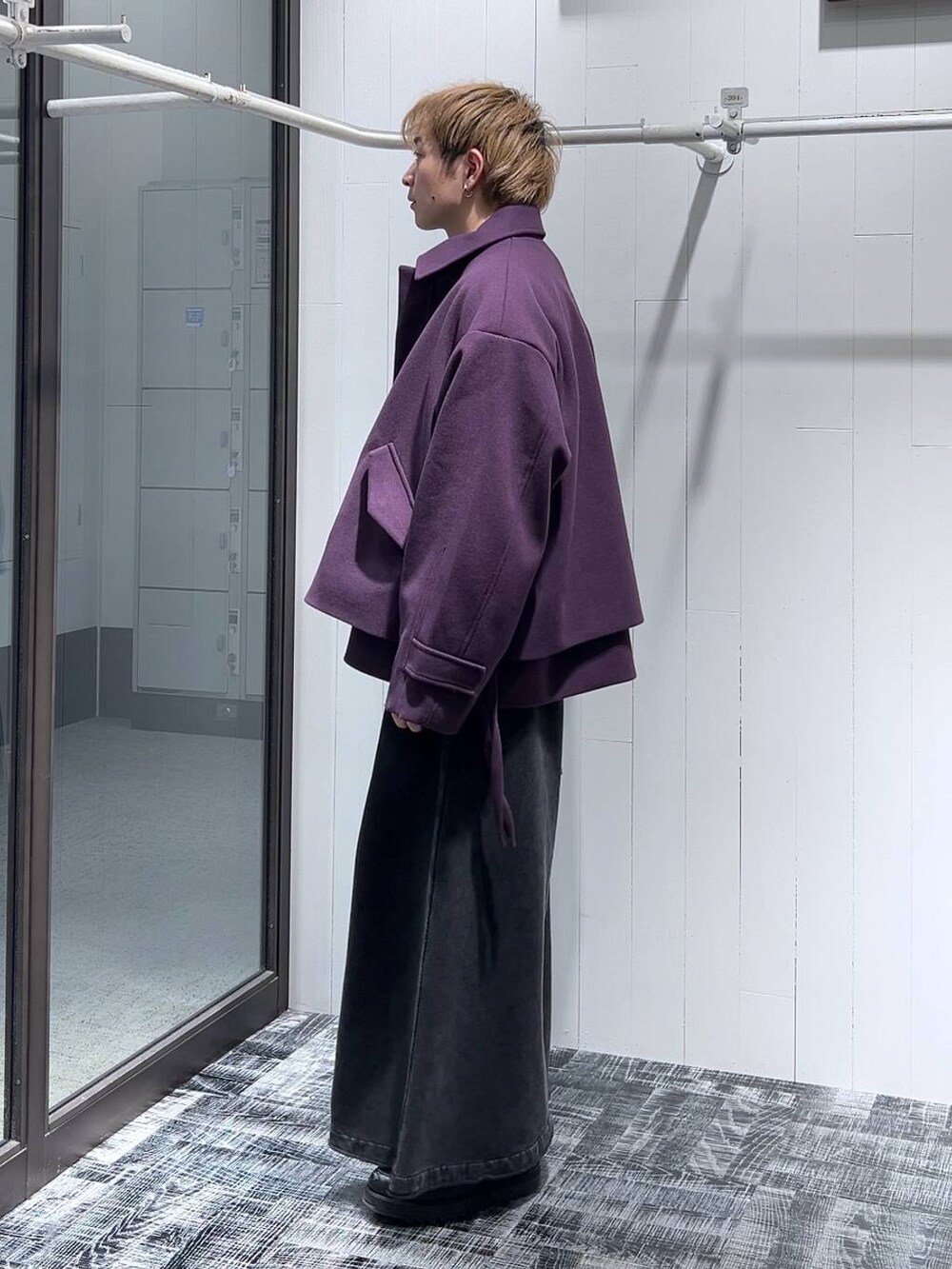 パープル系のブルゾン、ブラック系のスウェットパンツ、ブラック系のニット/セーターを着用したメンズの冬コーディネートの4枚目の写真