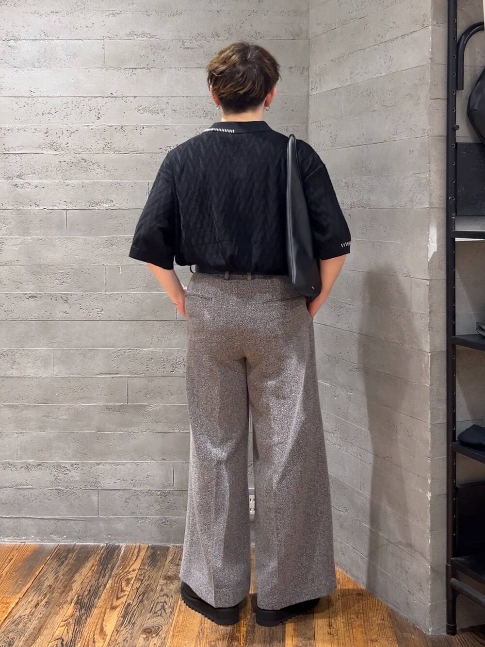 ブラック系のトートバッグ、ブラック系のポロシャツ、ブラック系のドレスシューズを着用したメンズの夏コーディネートの3枚目の写真