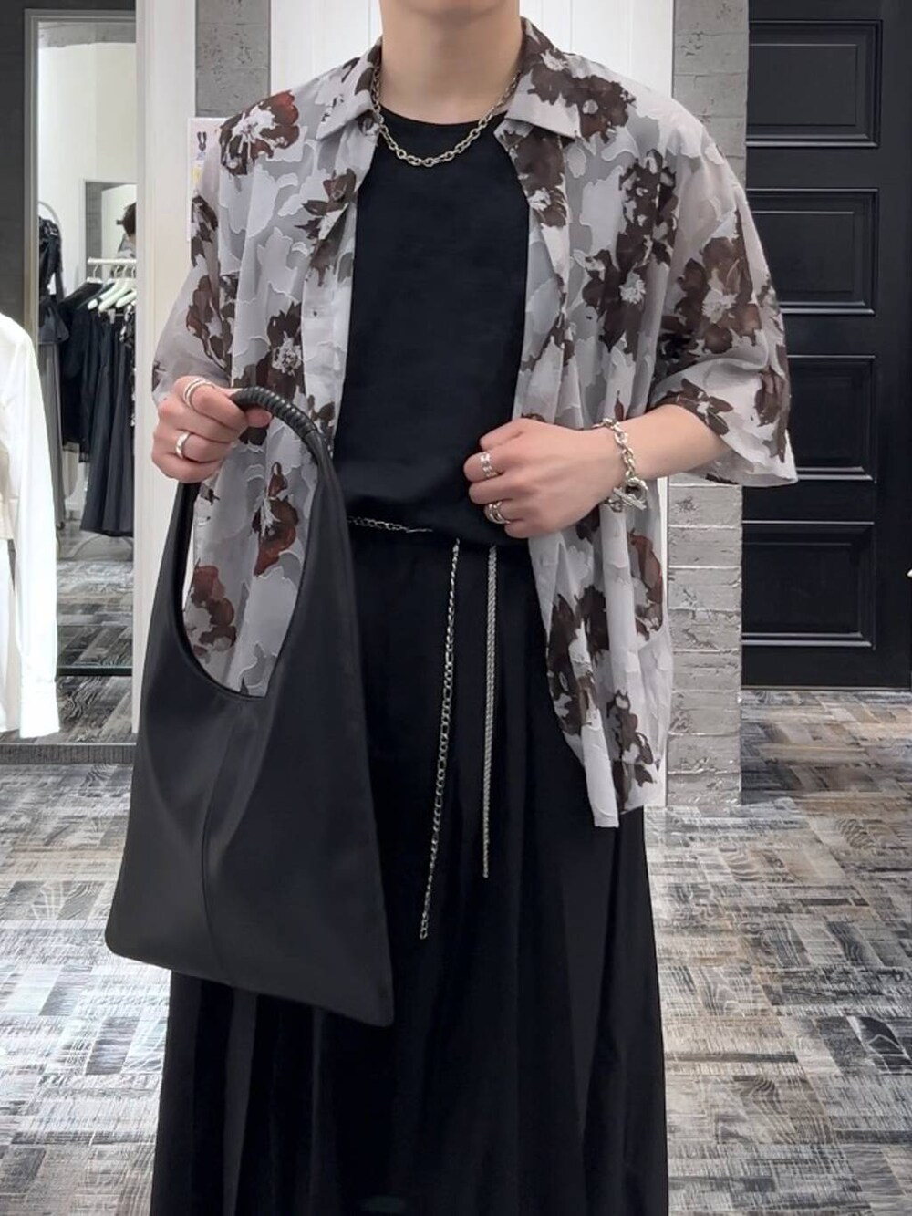 ブラック系のサンダル、ブラック系のその他パンツ、グレー系のシャツ/ブラウスを着用したメンズの夏コーディネートの5枚目の写真