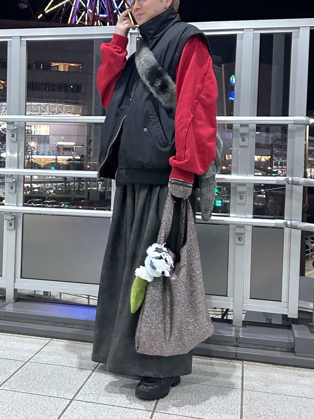 ブラック系のブルゾン、ブラック系のその他パンツ、シルバー系のトートバッグを着用したメンズの冬コーディネートの2枚目の写真