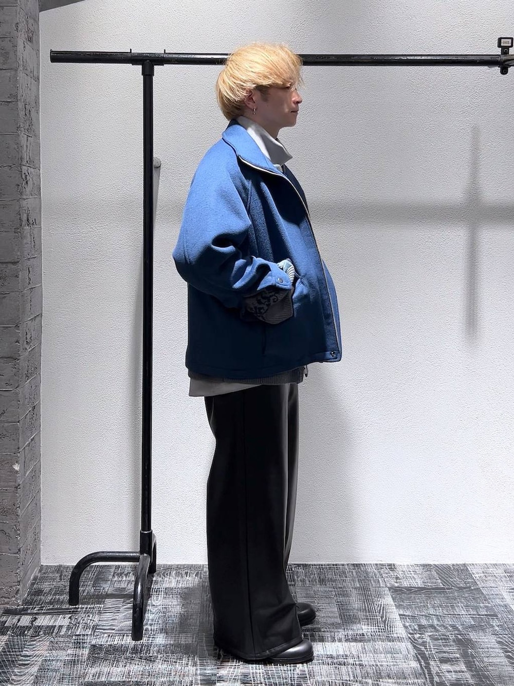 ブルー系のブルゾン、ブラック系のその他パンツ、グレー系のスウェットを着用したメンズの冬コーディネートの3枚目の写真