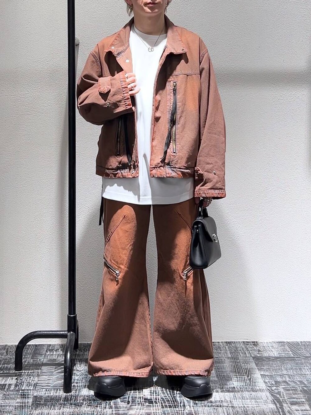 レッド系のデニムジャケット、レッド系のデニムパンツ、ホワイト系のTシャツ/カットソーを着用したメンズの春コーディネートの2枚目の写真