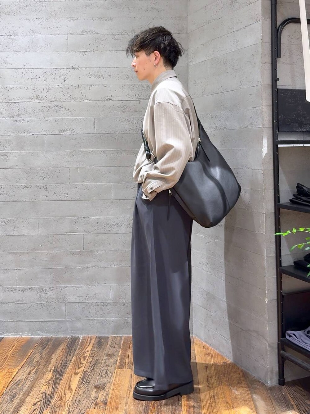 ブラック系のローファー、ブラック系のショルダーバッグ、シルバー系のピアス（片耳用）を着用したメンズの夏コーディネートの4枚目の写真