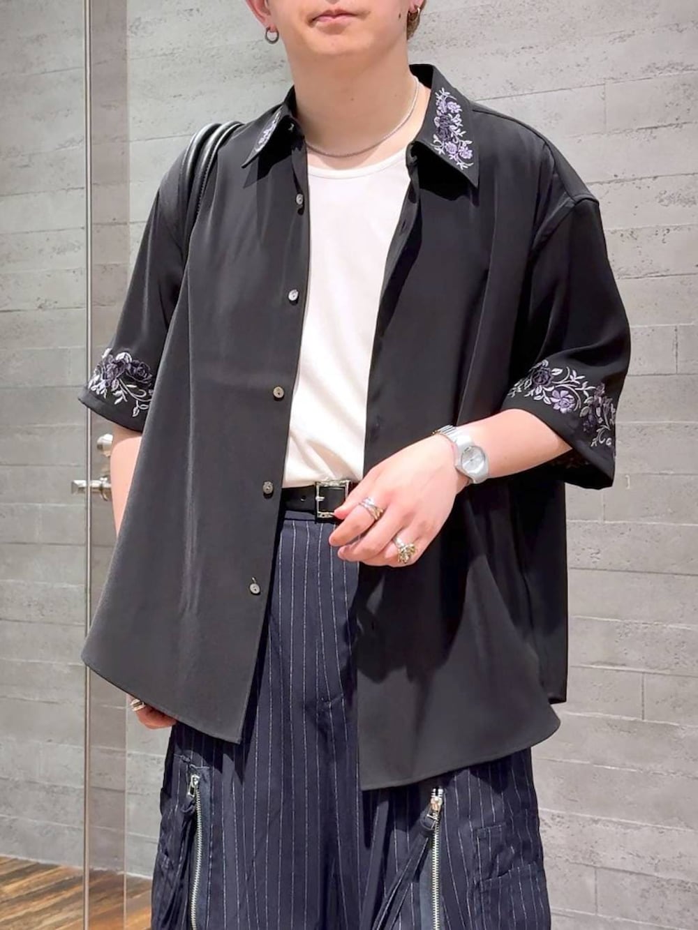 ブラック系のシャツ/ブラウス、ブラック系のサンダル、ホワイト系のTシャツ/カットソーを着用したメンズの夏コーディネートの5枚目の写真