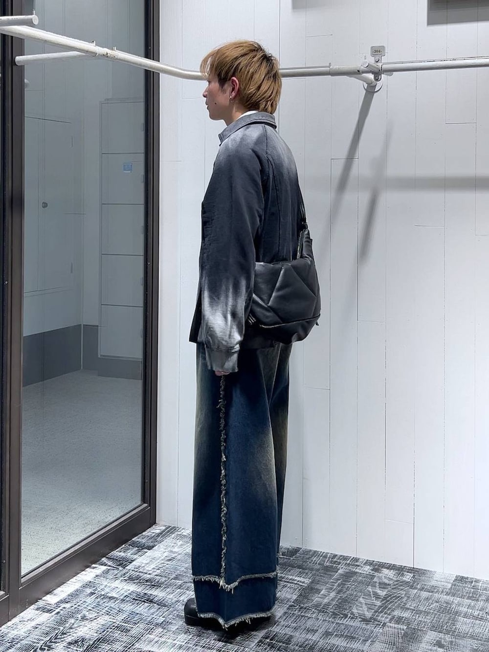 ホワイト系のシャツ/ブラウス、ブラック系のショルダーバッグ、ブラック系のブーツを着用したメンズの冬コーディネートの4枚目の写真