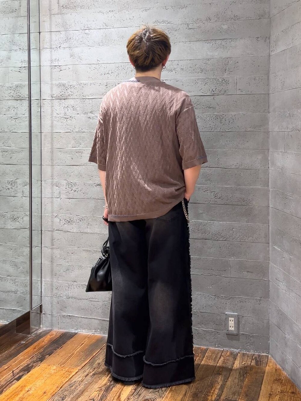 ブラック系のサンダル、ブラック系のデニムパンツ、ブラウン系のポロシャツを着用したメンズの夏コーディネートの3枚目の写真