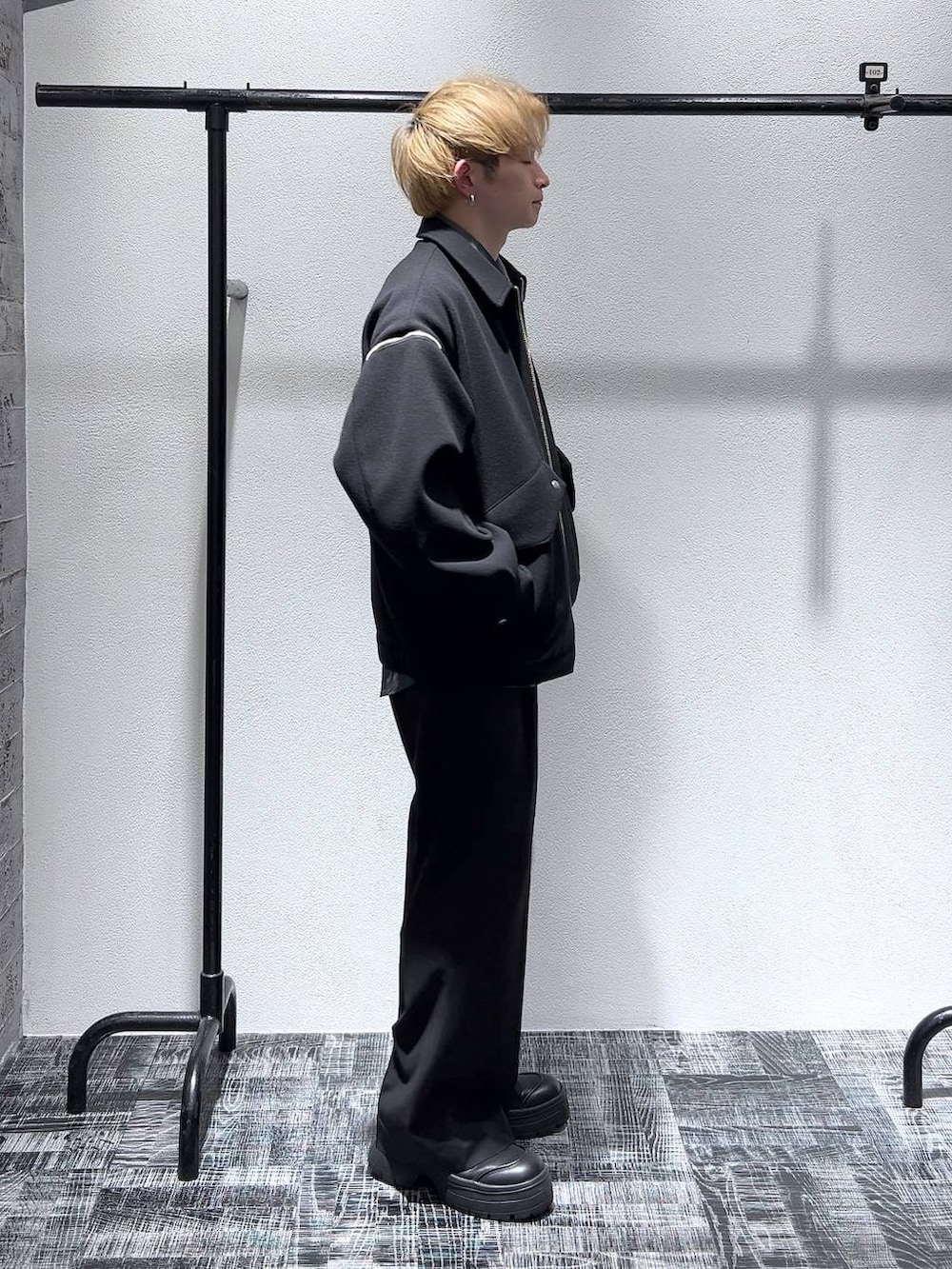 ブラック系のブルゾン、ブラック系のブーツ、ブルー系のシャツ/ブラウスを着用したメンズの冬コーディネートの3枚目の写真