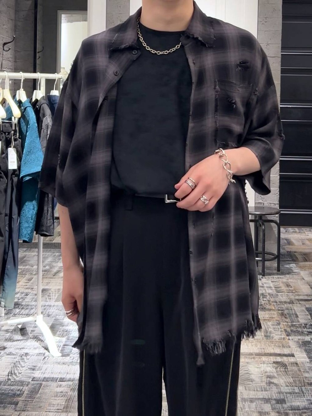 レッド系のその他パンツ、ブラック系のドレスシューズ、グレー系のTシャツ/カットソーを着用したメンズの夏コーディネートの4枚目の写真