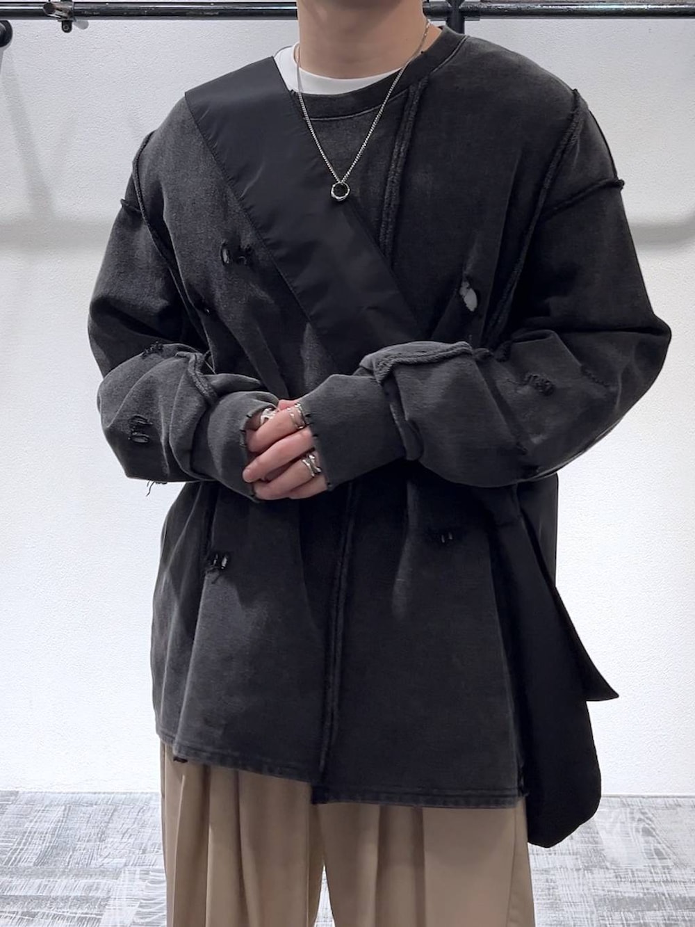 ブラック系のスニーカー、ホワイト系のTシャツ/カットソー、ブラック系のスウェットを着用したメンズの冬コーディネートの5枚目の写真