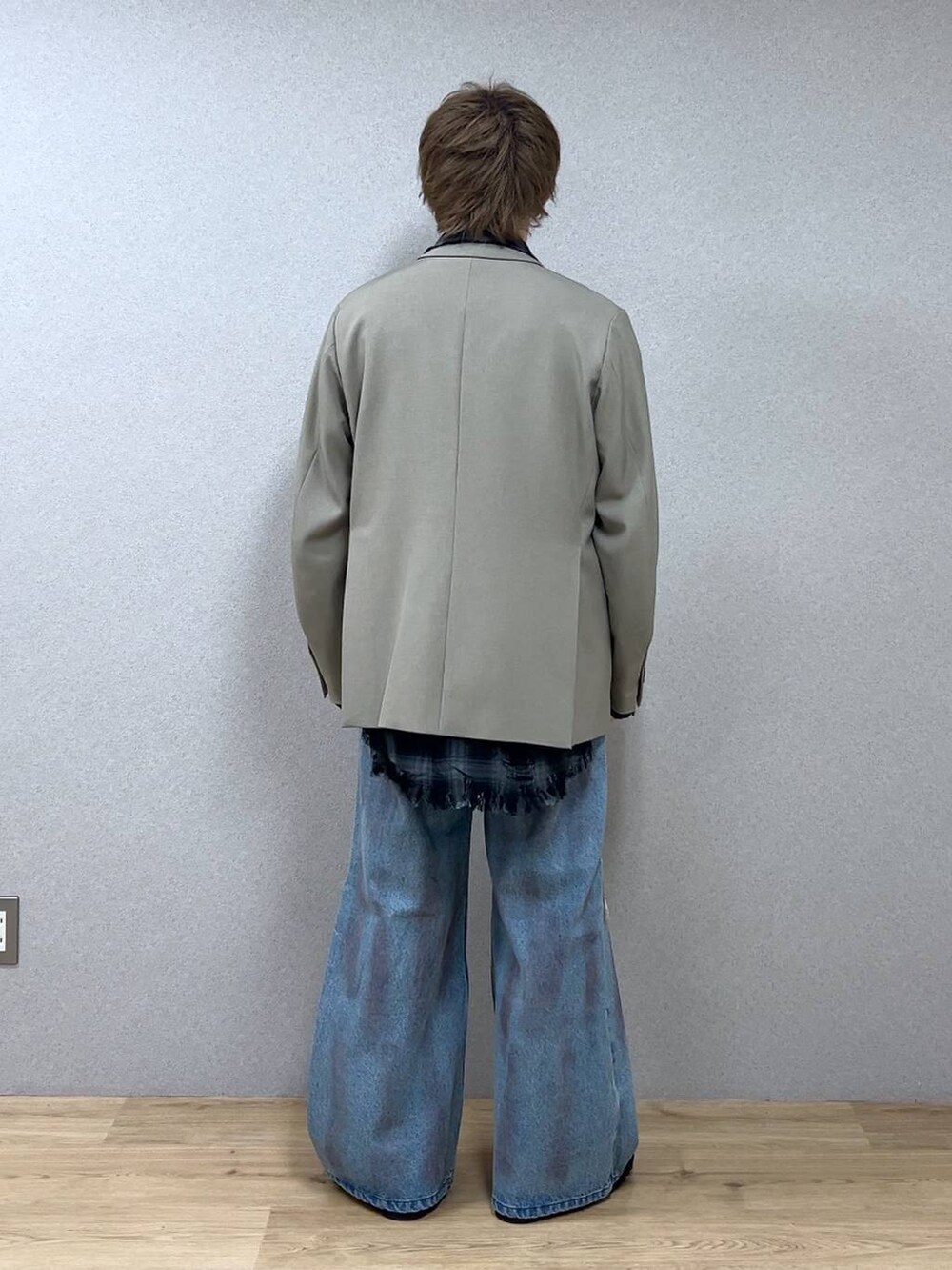 ブラック系のシャツ/ブラウス、ブラック系のドレスシューズ、ブラウン系のテーラードジャケットを着用したメンズの冬コーディネートの3枚目の写真