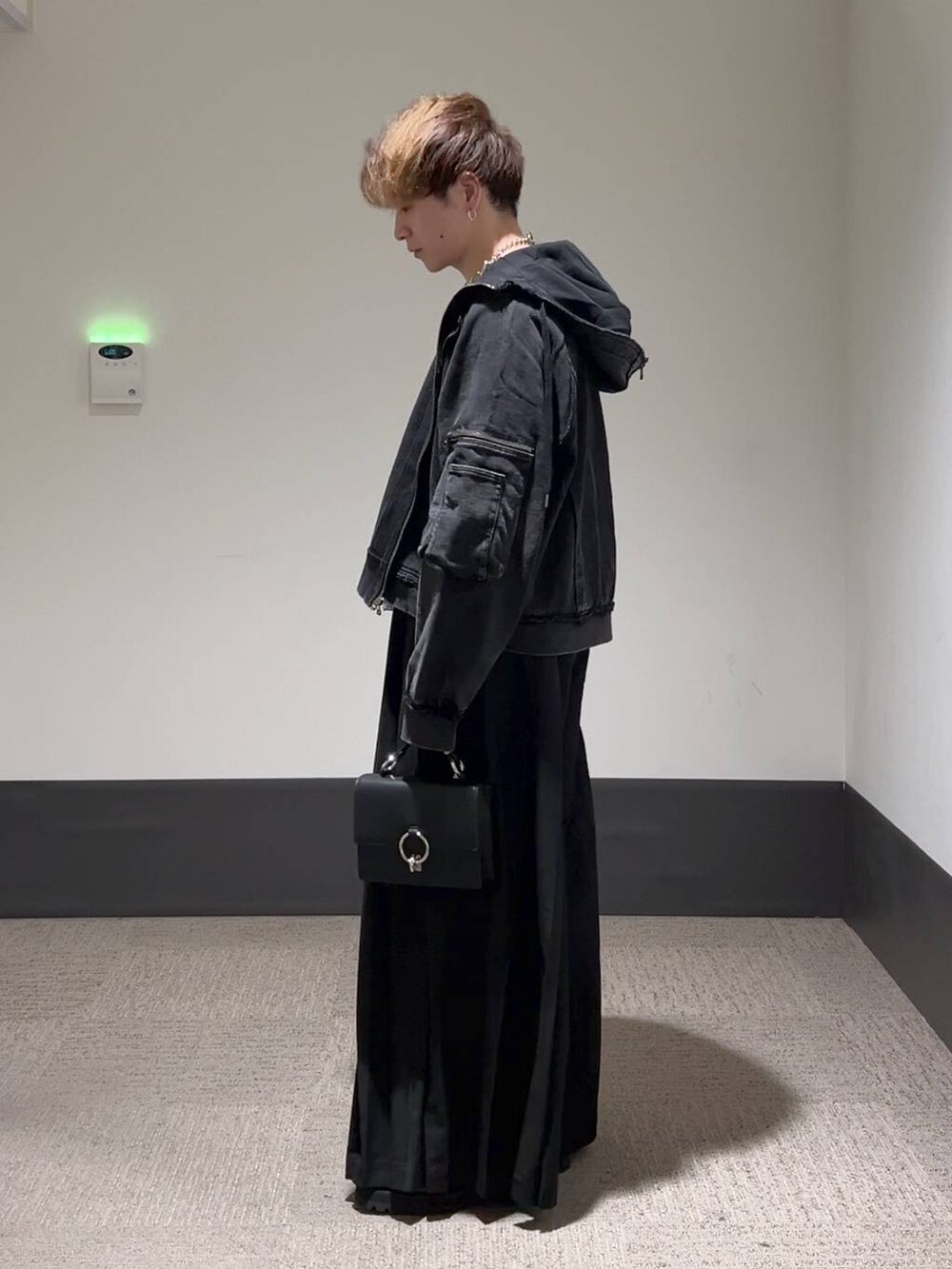 ブラック系のその他パンツ、ブラック系のパーカー、ブラック系のショルダーバッグを着用したメンズの夏コーディネートの3枚目の写真