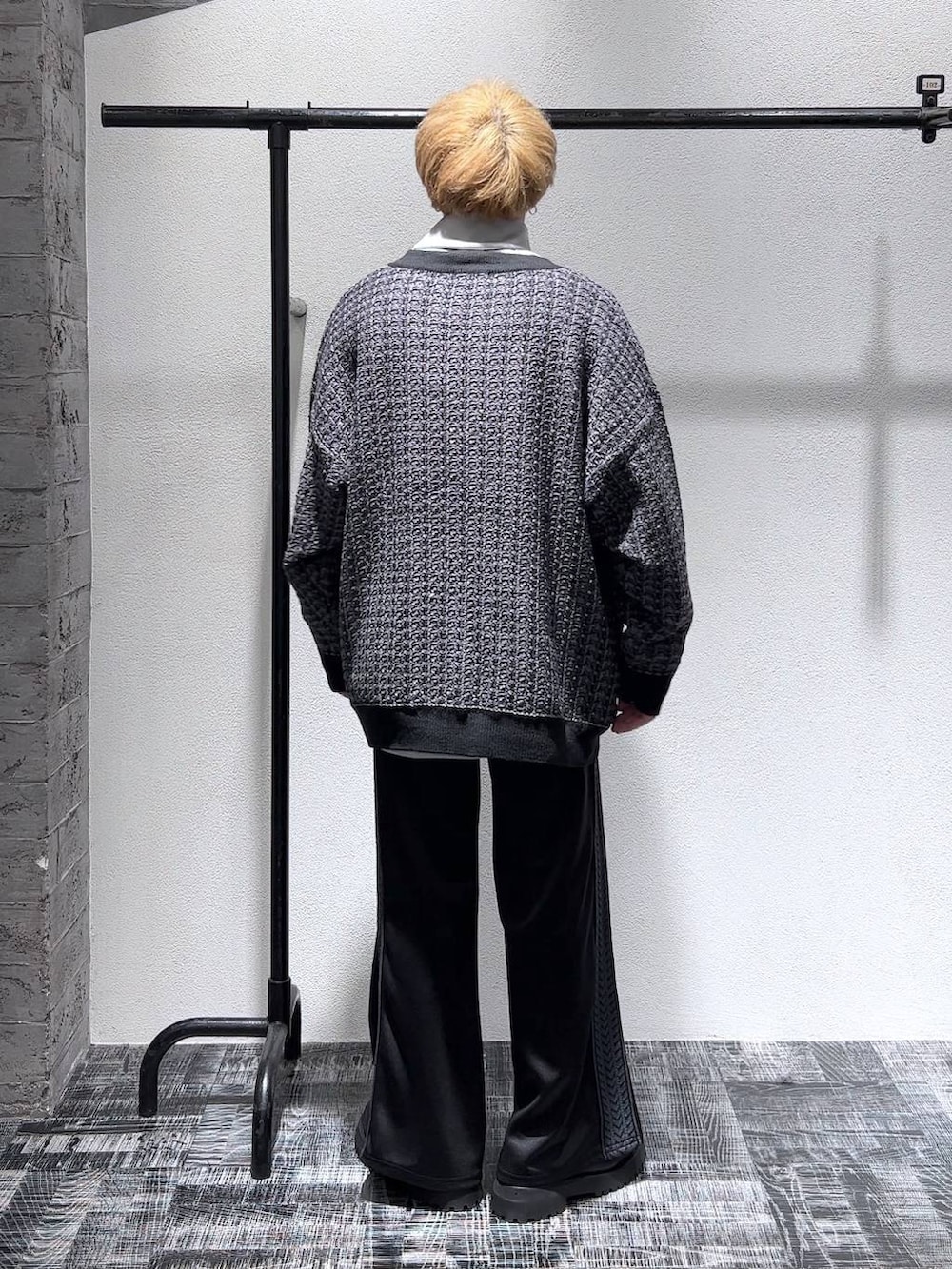 ブラック系のローファー、ブラック系のニット/セーター、グレー系のスウェットを着用したメンズの秋コーディネートの4枚目の写真